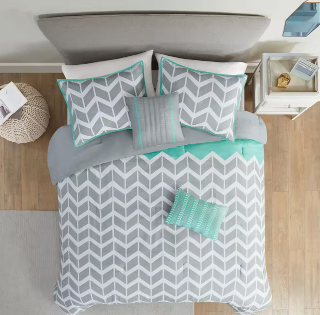 Intelligent Design Nadia Aqua Twin/ Twin XL Comforter Set